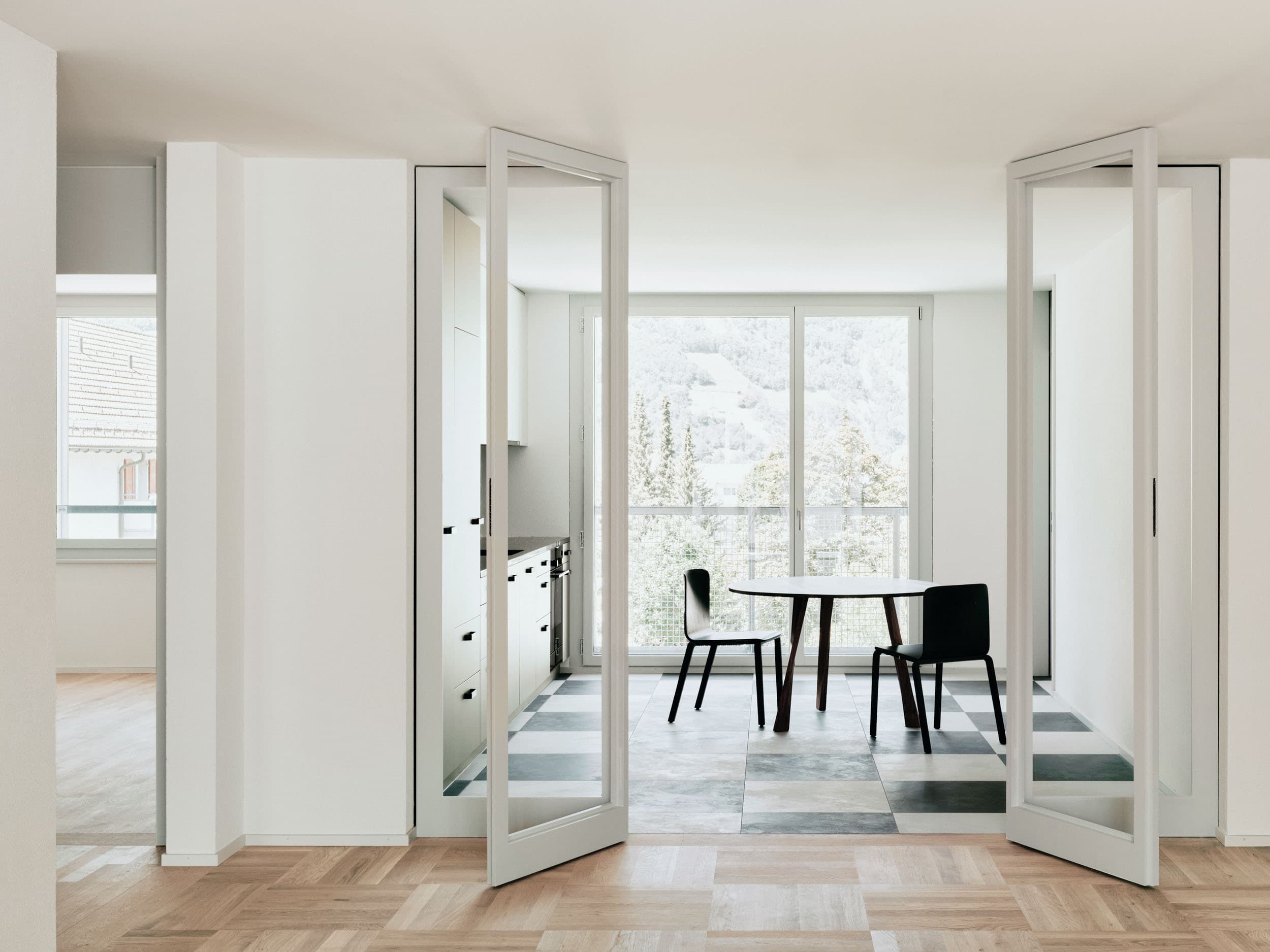 Blick vom Wohnzimmer in die Küche