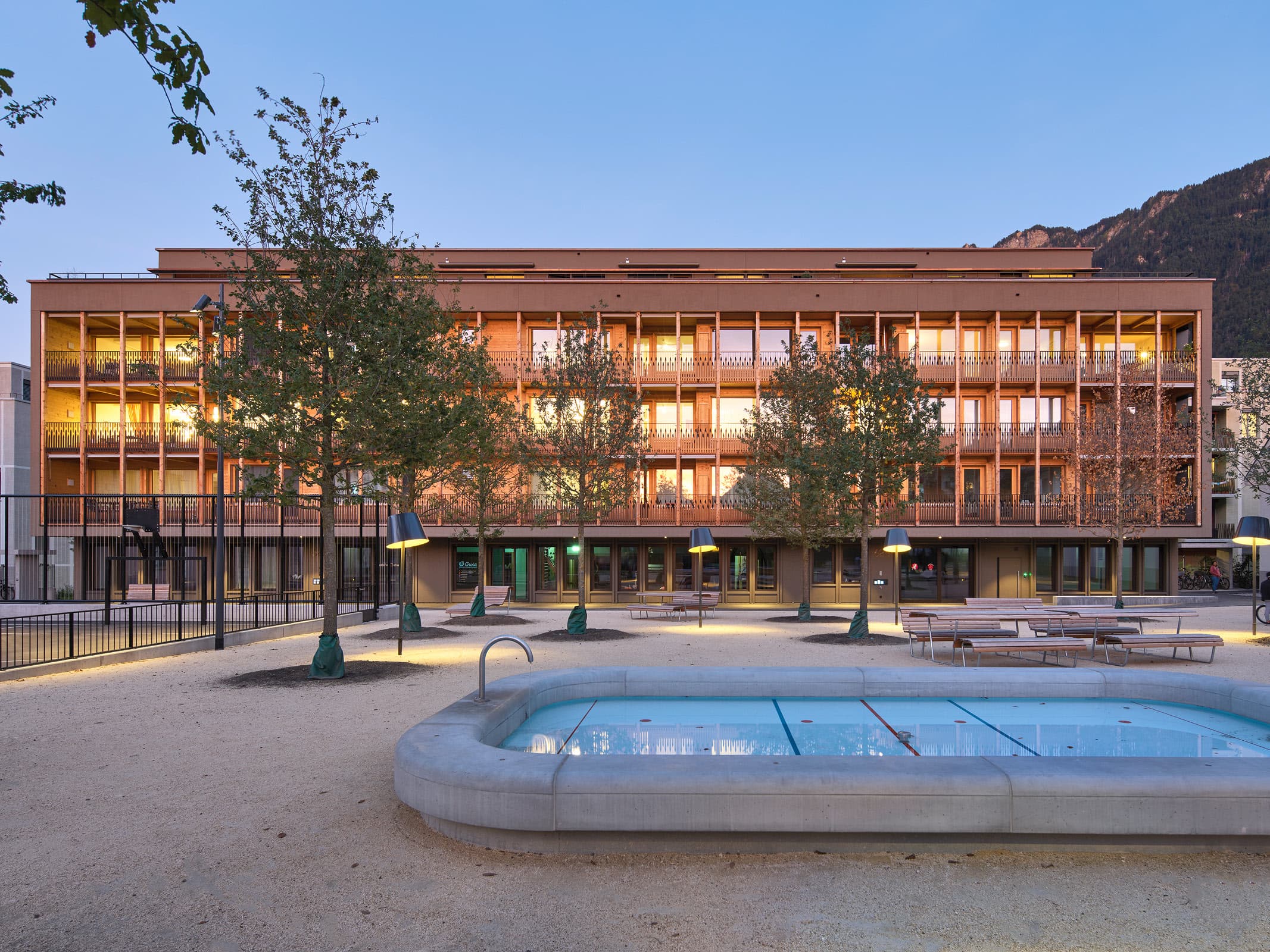 Quartierplatz vor dem Langhaus